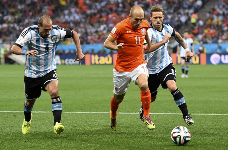 Arjen Robben getting past Zabaleta, in Argentina vs Netherlands