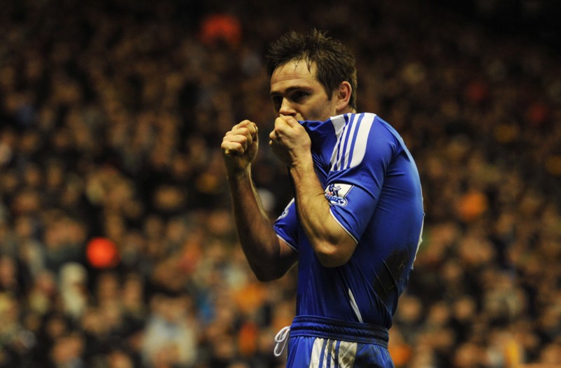 Frank Lampard kissing Chelsea badge