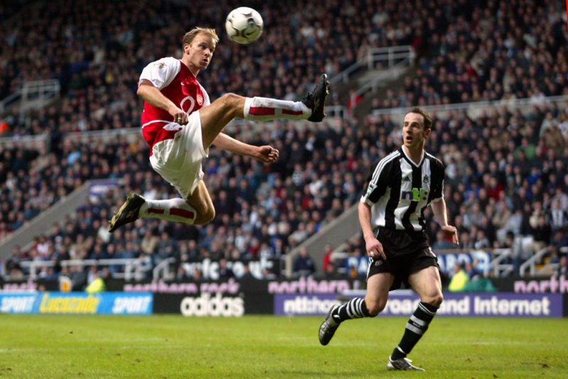 Dennis Bergkamp ball control - Arsenal statue
