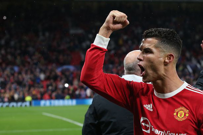 Cristiano Ronaldo scores for United in the UCL