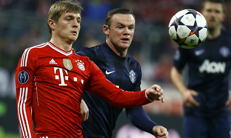 Toni Kroos and Rooney playing in Bayern Munich vs Manchester United