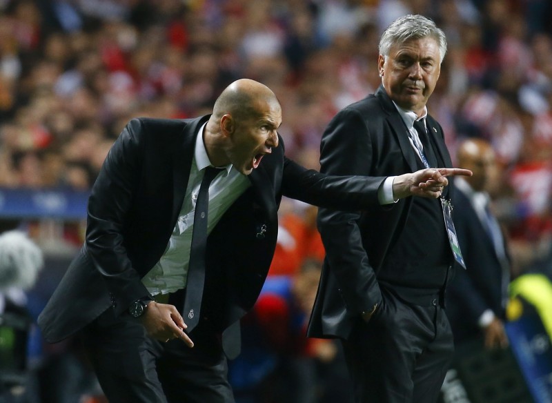 Zinedine Zidane giving instructions to Real Madrid players. in the Champions League final
