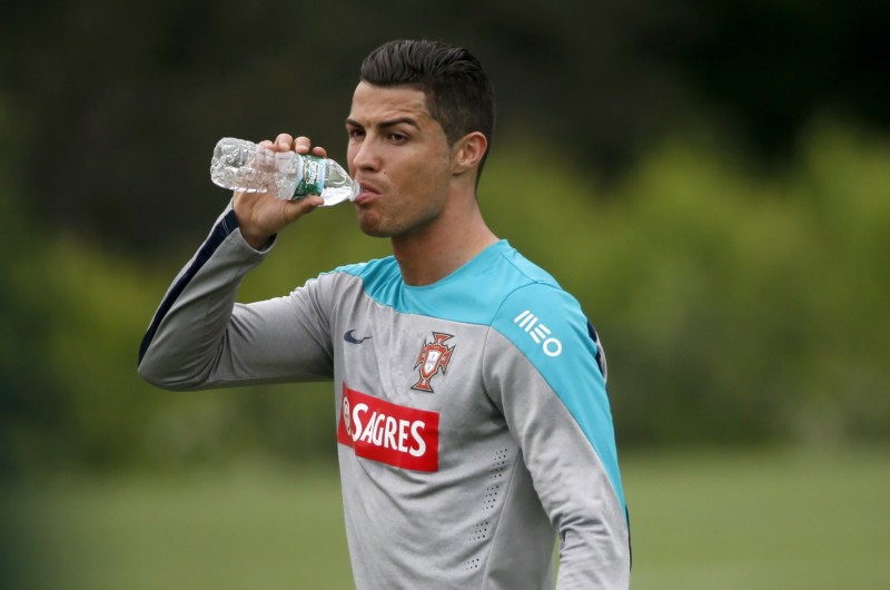 Cristiano Ronaldo drinking water in practice