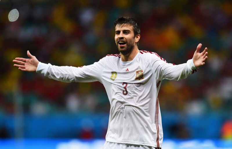 Gerard Piqué wearing Spain's away jersey in the World Cup 2014