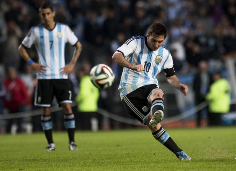 Lionel Messi shooting in Argentina game