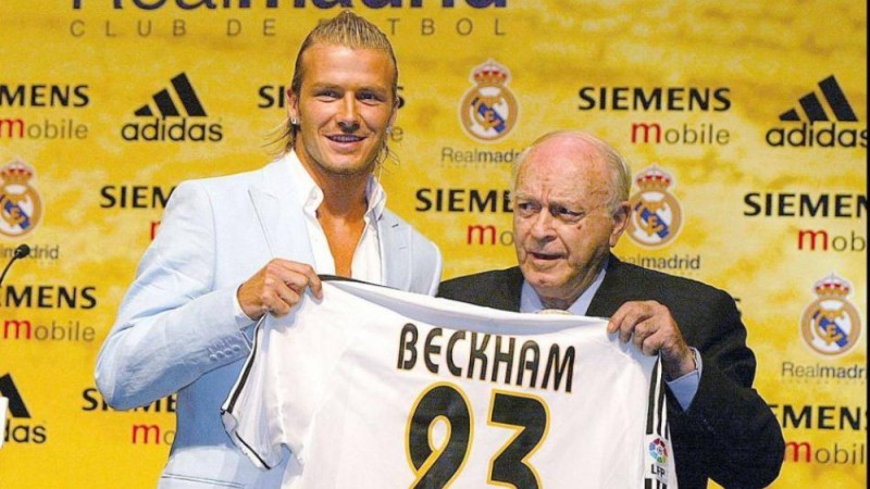 Alfredo Di Stéfano presenting David Beckham, in Real Madrid 2003