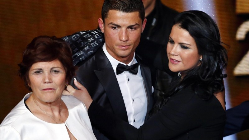 Cristiano Ronaldo next to his mother and sister
