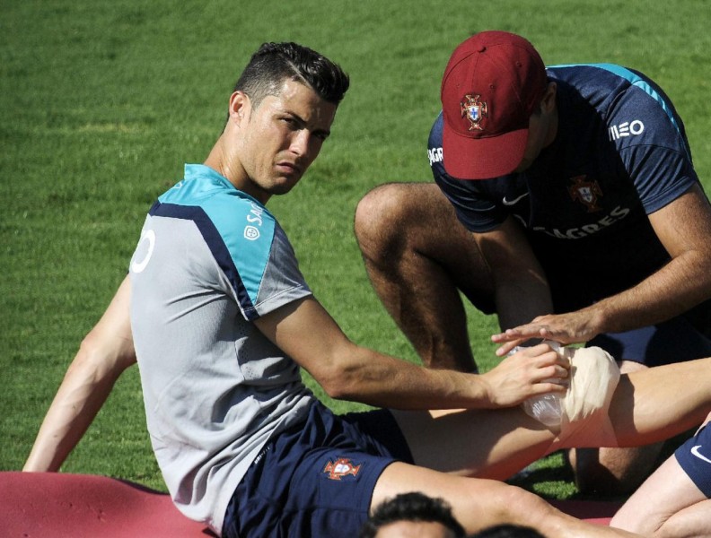 Cristiano Ronaldo treating his left knee injury