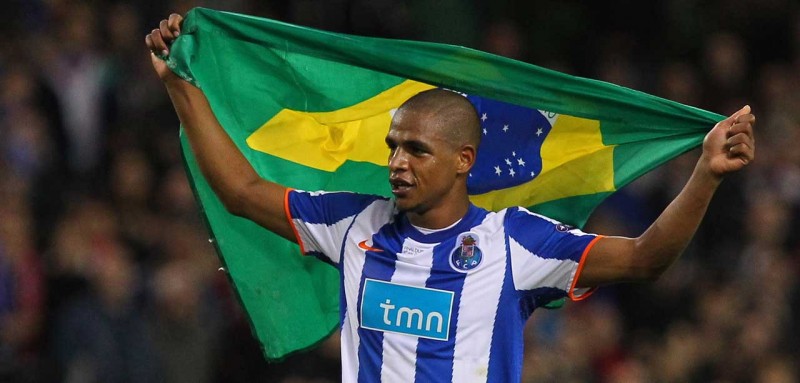 Fernando holding the Brazilian flag in FC Porto