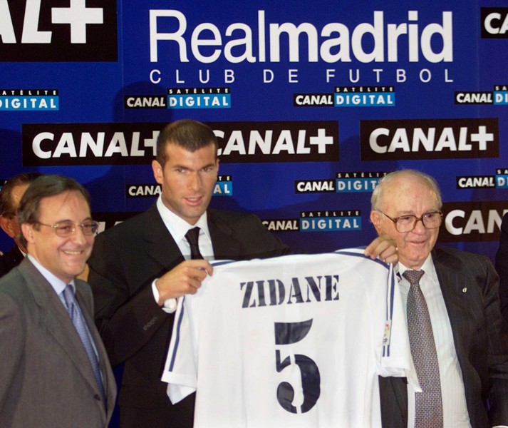 Florentino Pérez and Alfredo Di Stéfano in Zidane's presentation day, in 2001