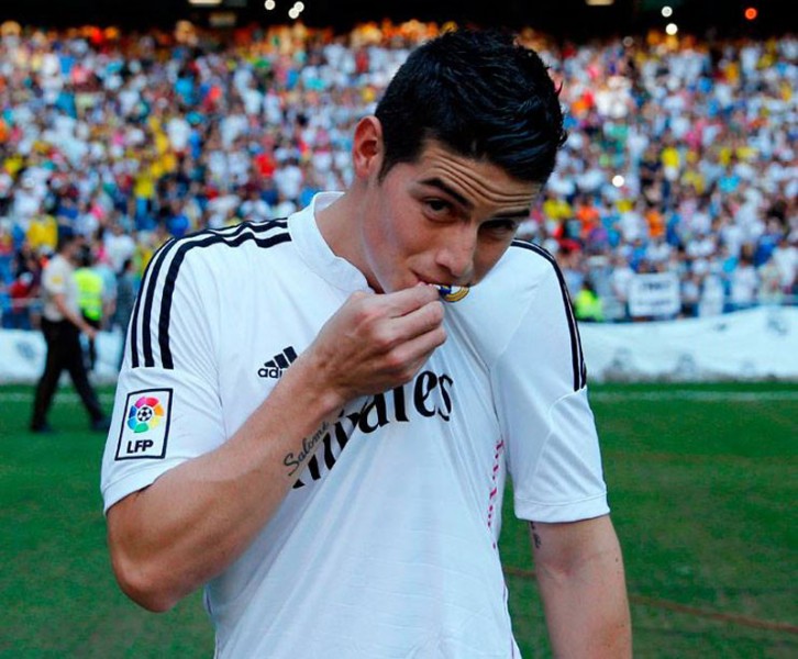 James Rodríguez kissing Real Madrid's badge in his presentation day