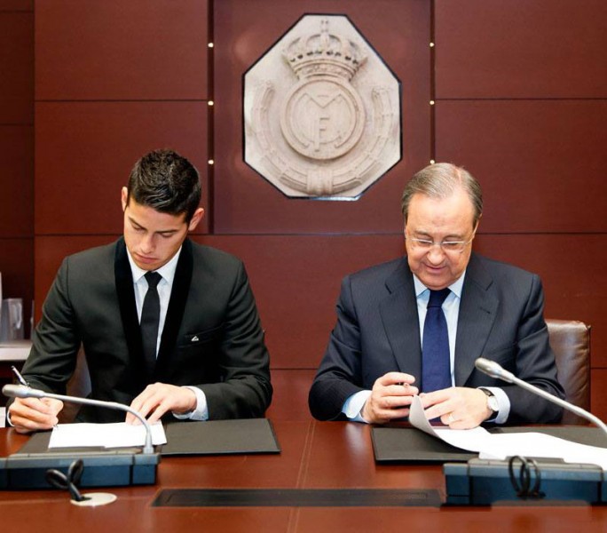 James Rodríguez signing his new 6-year contract with Real Madrid, in 2014