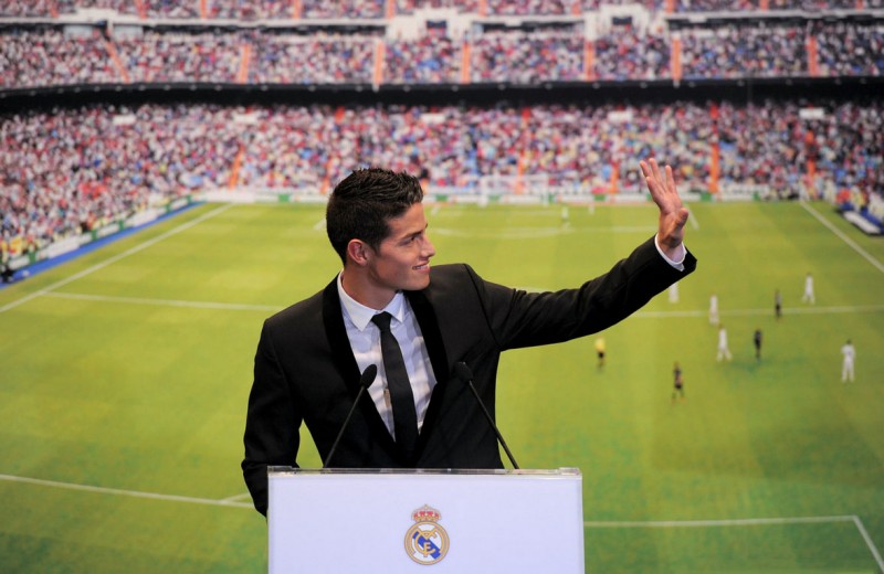 James Rodríguez waving to fans, in his Real Madrid's presentation