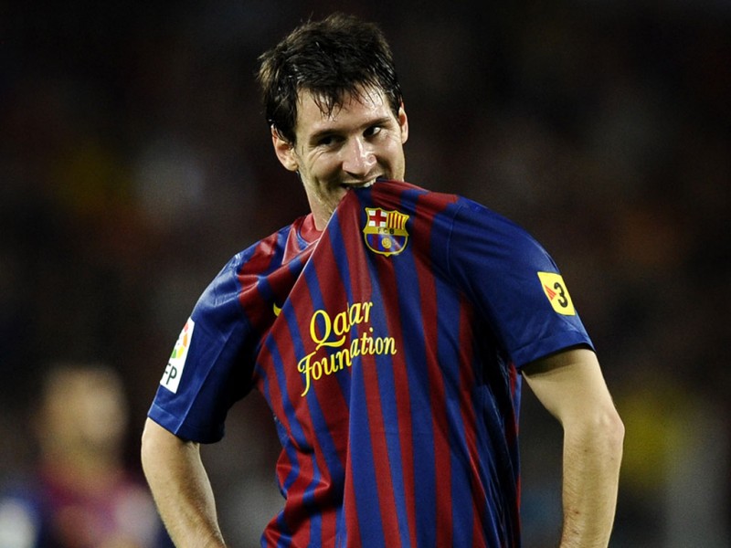 Lionel Messi biting his FC Barcelona jersey