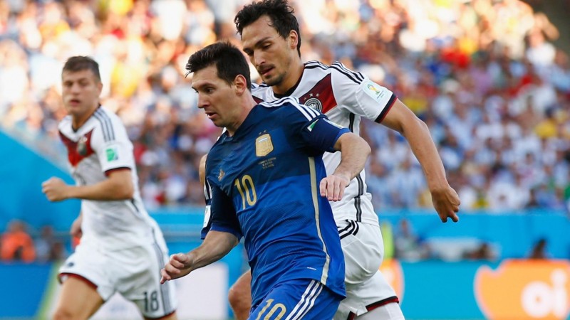 Messi being chased by Hummels in Argentina 0-1 Germany