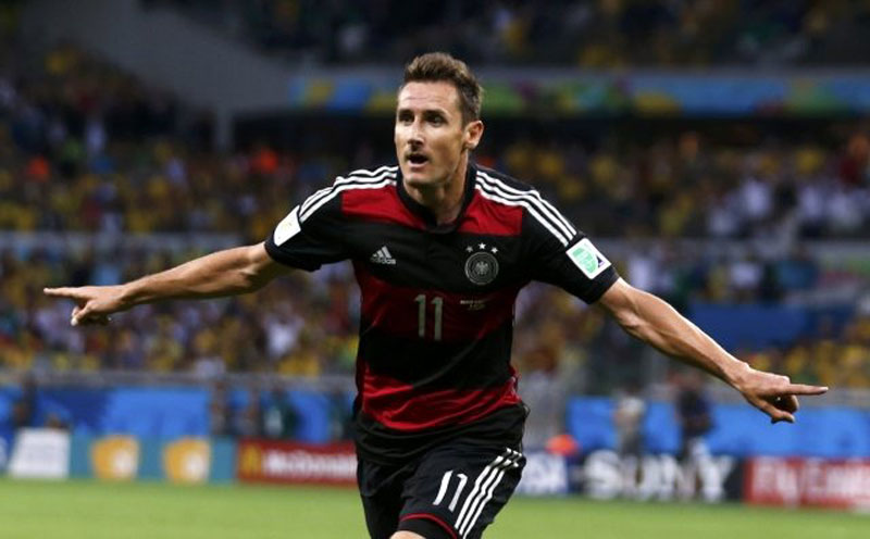 Miroslav Klose scoring his goal 16 in the World Cup, during Germany 7-1 win against Brazil