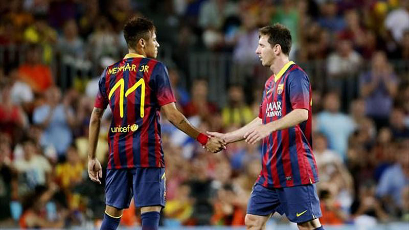 Neymar handshaking Lionel Messi in FC Barcelona