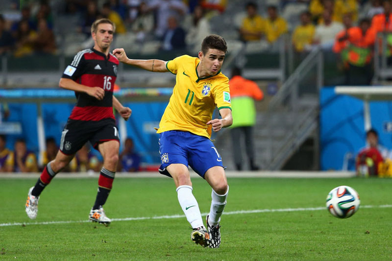 Óscar scoring Brazil's goal in the 1-7 loss against Germany, in the FIFA World Cup 2014