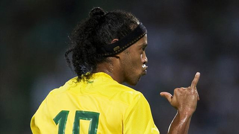 Ronaldinho trademark gesture with his hands, in Brazil
