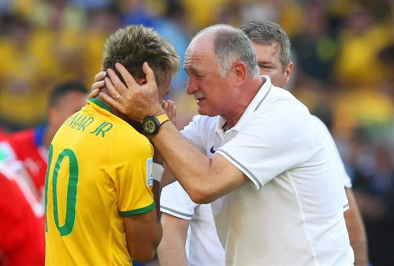 Scolari kissing Neymar in tears