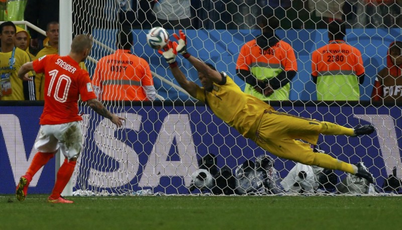 Sergio Romero stopping Sneijder penalty-kick, in the FIFA World Cup 2014