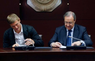 Toni Kroos signing Real Madrid's contract