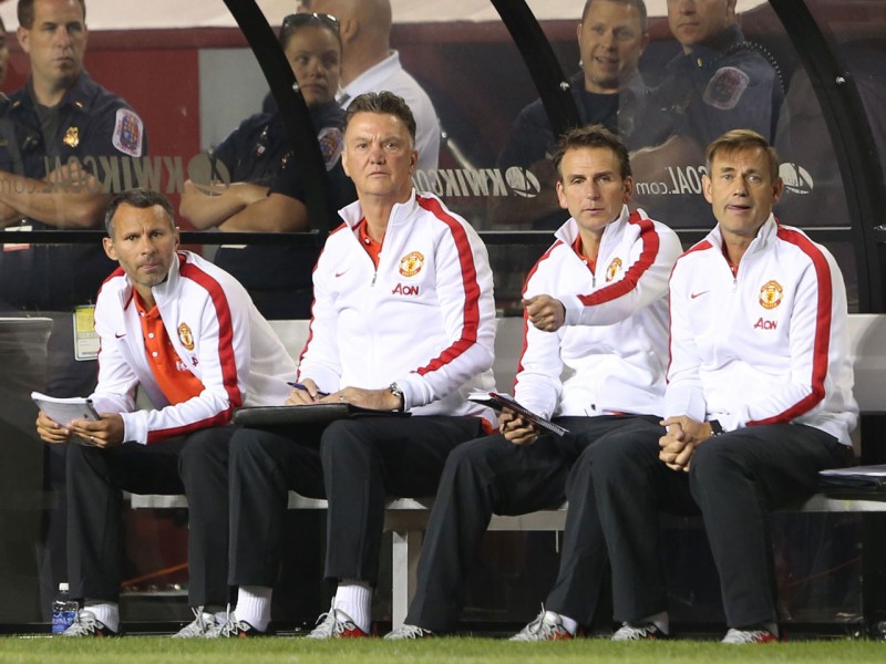 Louis van Gaal next to Ryan Giggs in Manchester United's bench