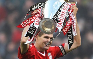 Steven Gerrard holding the Premier League title for Liverpool