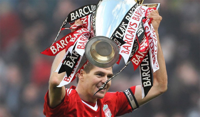Steven Gerrard holding the Premier League title for Liverpool
