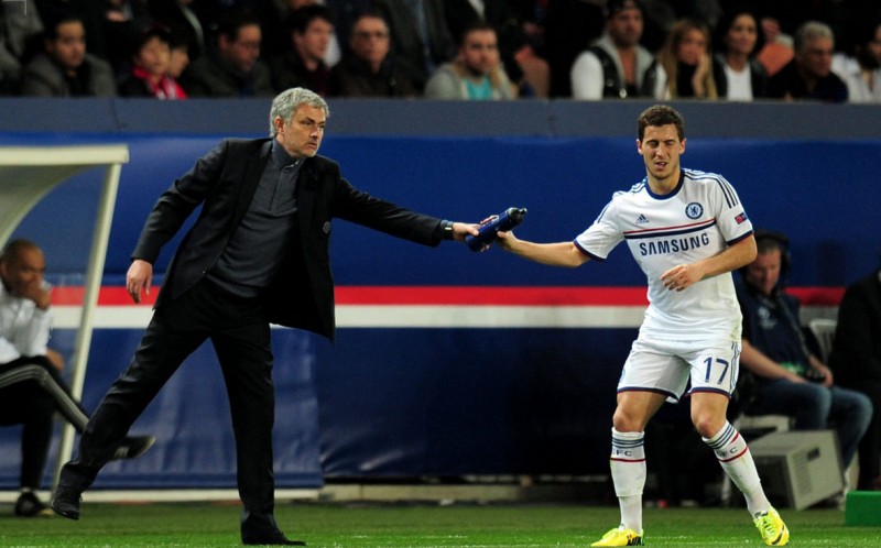 José Mourinho handing a bottle to Hazard