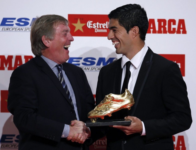 Kenny Dalglish handing the European Golden Shoe award to Luis Suárez, in 2014