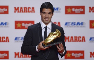 Luis Suárez holding the Golden Boot 2014