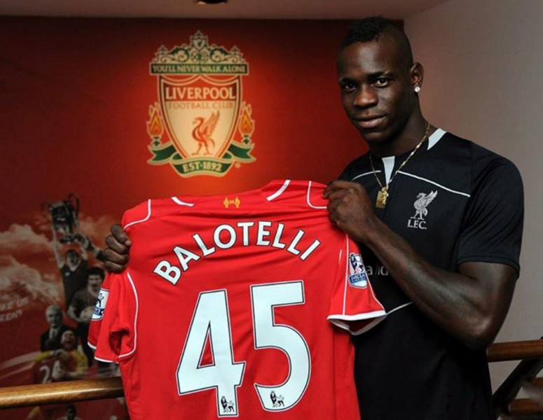 Mario Balotelli holding Liverpool's shirt number 45