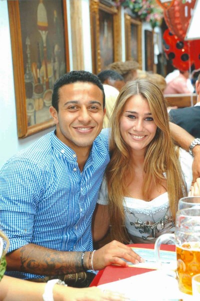 Thiago Alcantara next to his girlfriend and wife