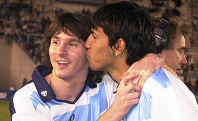 Aguero kissing Messi on the cheek