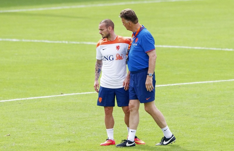 Sneijder talking with Louis Van Gaal, in Netherlands