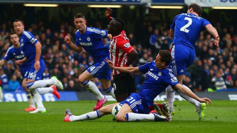 Sadio Mane escaping Chelsea defence in the Barclays Premier League 2015-16