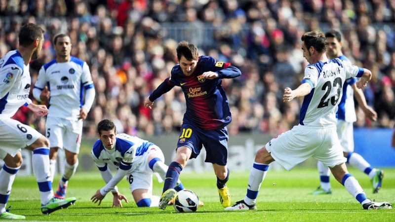Lionel Messi dribbling multiple opponents