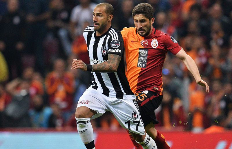 Quaresma playing in a Besiktas vs Galatasaray clash